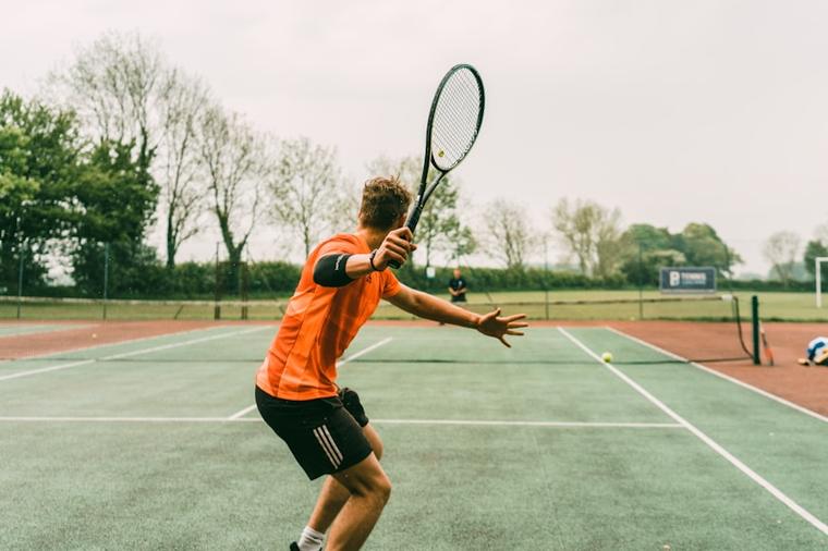 Un joueur au service sur un court, photographie de démonstration